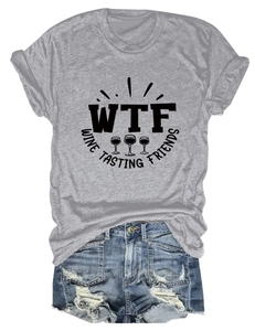 Piatto di maglietta grigia Wine Tasting Friends con pantaloncini di jeans strappati