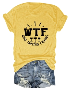 T-shirt giallo senape con stampa wine tasting friends e pantaloncini di jeans strappati
