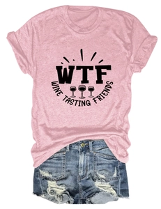 Dettaglio della maglietta rosa in cotone con stampa grafica WTF Wine Tasting Friends