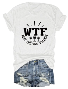 T-shirt in cotone bianco con stampa Wine Tasting e pantaloncini di jeans strappati distesi