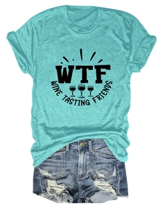 Dettaglio flat lay della t-shirt turchese WTF Wine Tasting Friends con grafica di calice