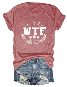 Dettaglio della stampa WTF Wine Tasting Friends sulla t-shirt casual rossa a girocollo