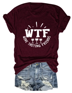 Dettaglio della t-shirt bordeaux con stampa slogan WTF e maniche corte con risvolto