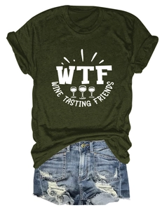 Dettaglio della t-shirt verde militare con stampa WTF wine e shorts in denim
