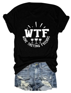 T-shirt nera con grafica degustazione vino e pantaloncini di jeans effetto usurato
