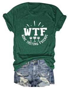 Dettaglio della stampa grafica WTF Wine Tasting Friends su t-shirt verde scuro