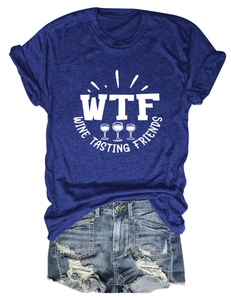 Dettaglio della t-shirt blu scuro WTF Wine Tasting Friends con shorts in denim