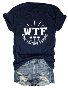 Dettaglio della maglietta blu navy WTF Wine Tasting con stampa e pantaloncini denim