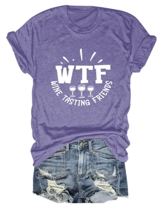 Dettaglio della maglietta viola WTF Wine Tasting e pantaloncini in denim