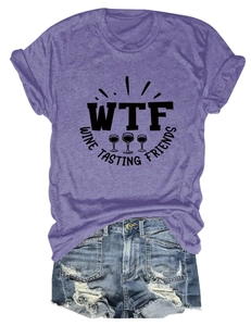 Dettaglio di t-shirt viola con stampa vino e pantaloncini di jeans effetto usurato