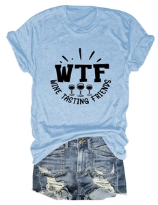 Dettaglio della t-shirt azzurra con stampa WTF Wine Tasting e pantaloncini denim strappati