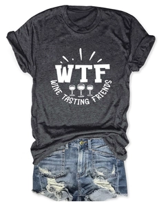 Dettaglio della stampa grafica WTF Wine Tasting Friends su una t-shirt grigia casual