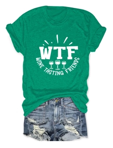 T-shirt verde WTF Wine Tasting Friends piatta con pantaloncini di jeans blu strappati