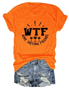 Dettaglio della maglietta arancione WTF Wine Tasting con pantaloncini di jeans blu