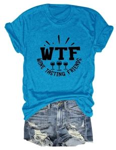 T-shirt blu pavone WTF Wine Tasting Friends con risvolto e pantaloncini di jeans strappati