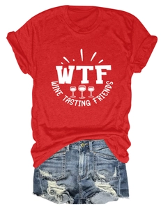 Dettaglio della maglietta rossa WTF Wine Tasting con pantaloncini di jeans blu