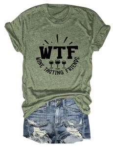 Dettaglio della t-shirt verde oliva con stampa WTF Wine Tasting Friends e pantaloncini