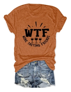 Dettaglio della stampa WTF Wine Tasting Friends su t-shirt arancione e shorts in denim