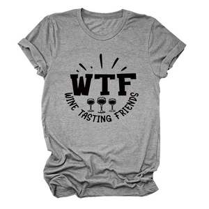 Dettaglio di una t-shirt grigia girocollo con stampa WTF Wine Tasting Friends