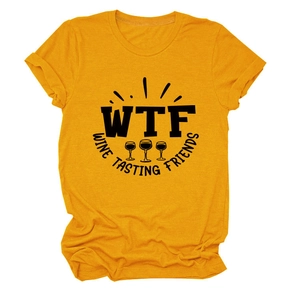 Dettaglio del tessuto della t-shirt gialla e stampa grafica WTF Wine Tasting Friends