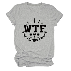 Dettaglio della t-shirt grigia con stampa grafica nera WTF Wine Tasting Friends