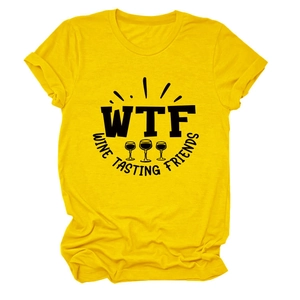 Dettaglio di una t-shirt gialla con simpatica stampa grafica WTF Wine Tasting Friends