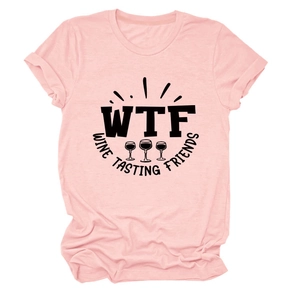 Dettaglio maglietta rosa in cotone con stampa WTF Wine Tasting e maniche arrotolate