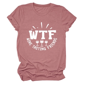 Dettaglio della stampa WTF Wine Tasting Friends su t-shirt girocollo rosa antico