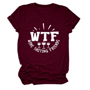 Dettaglio della stampa grafica bianca WTF Wine Tasting Friends su maglietta in cotone bordeaux