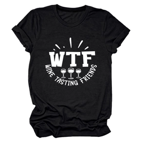 Dettaglio della stampa WTF Wine Tasting e del tessuto su una t-shirt in cotone nero
