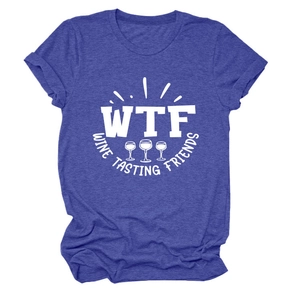 Dettaglio della stampa Wine Tasting Friends su una t-shirt blu melange girocollo