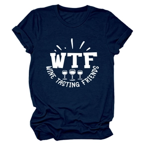 Dettaglio di maglietta blu navy con stampa WTF Wine Tasting Friends e icone di calici