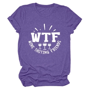 Dettaglio del tessuto in maglia melange viola e grafica WTF Wine Tasting Friends sulla t-shirt