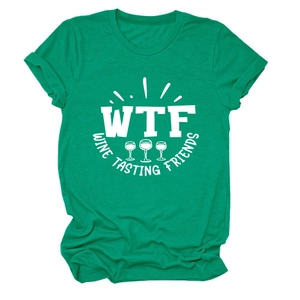 Dettaglio della stampa WTF Wine Tasting Friends su T-shirt verde in cotone
