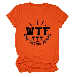 Dettaglio della T-shirt arancione wine tasting con stampa WTF nera e trama in cotone