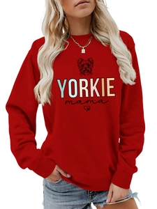 Detail eines roten Yorkie Mama Sweatshirts mit süßer Yorkshire-Terrier-Grafik