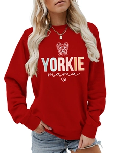 Detail von rotem Rundhals-Sweatshirt mit Yorkie-Mama-Print und weicher Textur