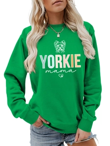 Detailaufnahme des Yorkie Mama Grafikdrucks auf einem grünen Damen Sweatshirt