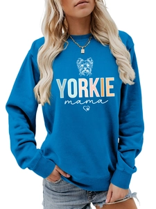 Detailansicht des Yorkie Mama Aufdrucks auf königsblauem Sweatshirt mit Rundhalsausschnitt
