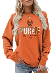 Detail des orangefarbenen Yorkie Mama Sweatshirts mit Kunstdruck und geripptem Rundhalsausschnitt