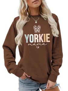Detailansicht des Yorkie Mama Grafikdrucks auf dunkelbraunem Crewneck-Sweatshirt