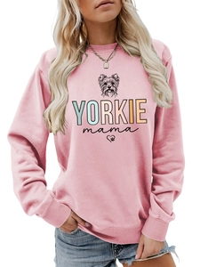 Detailaufnahme des rosa Yorkie Mama Sweatshirts mit Yorkshire Terrier Hund und buntem Text