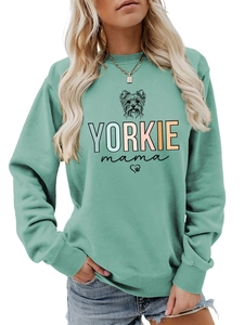 Detail von Yorkie Mama Aufdruck auf mintgrünem Sweatshirt mit Rippbündchen