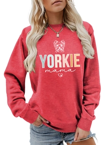 Detail eines roten Sweatshirts mit Yorkie-Mama-Print und gerippten Ärmelbündchen