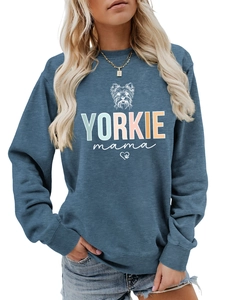 Detail des Yorkie Mama Grafikdrucks auf hochwertigem dunkelblauem Baumwoll-Sweatshirt