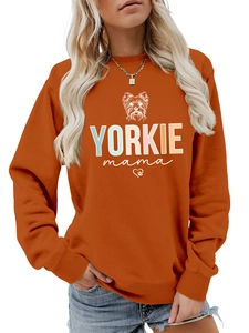 Detailansicht des Yorkie Mama Grafikdrucks auf karamellfarbenem Rundhals-Sweatshirt