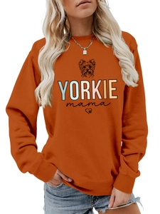 Detail der gerippten Bündchen und des Yorkie-Mama-Grafikdrucks auf dem orangefarbenen Sweatshirt