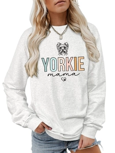 Detailansicht des Yorkie Mama Grafikdrucks auf lässigem grauem Crewneck Sweatshirt