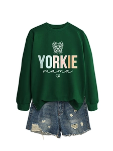 Details von dunkelgrünem Yorkie Mama Sweatshirt und blauen Destroyed-Denim-Shorts