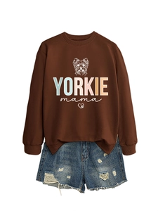 Flachbild von braunem Yorkie Mama Sweatshirt und blauen zerrissenen Denim-Shorts im Set